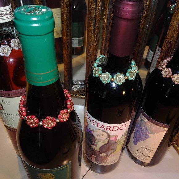 Handmade stretch bracelet with Czech anemone windflower design in six colors - Picture 7 of 14